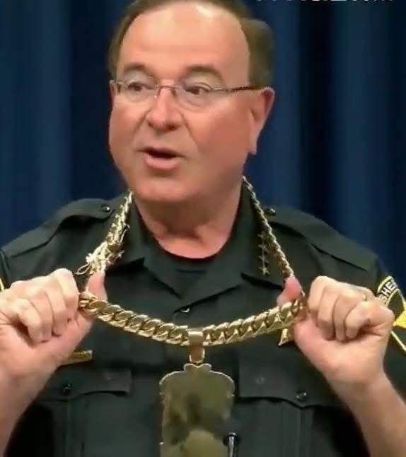 BarronTNews_'s tweet image. 🧵NEW: Florida fugitive who taunted Sheriff Grady Judd online with “Grady can’t find me” is now in jail

🥷🏻JOHNSON: "Ya’ll too busy fishing dats why yall didn’t catch me when I left my grandmas house today."

🚔SHERIFF: "Challenge accepted."