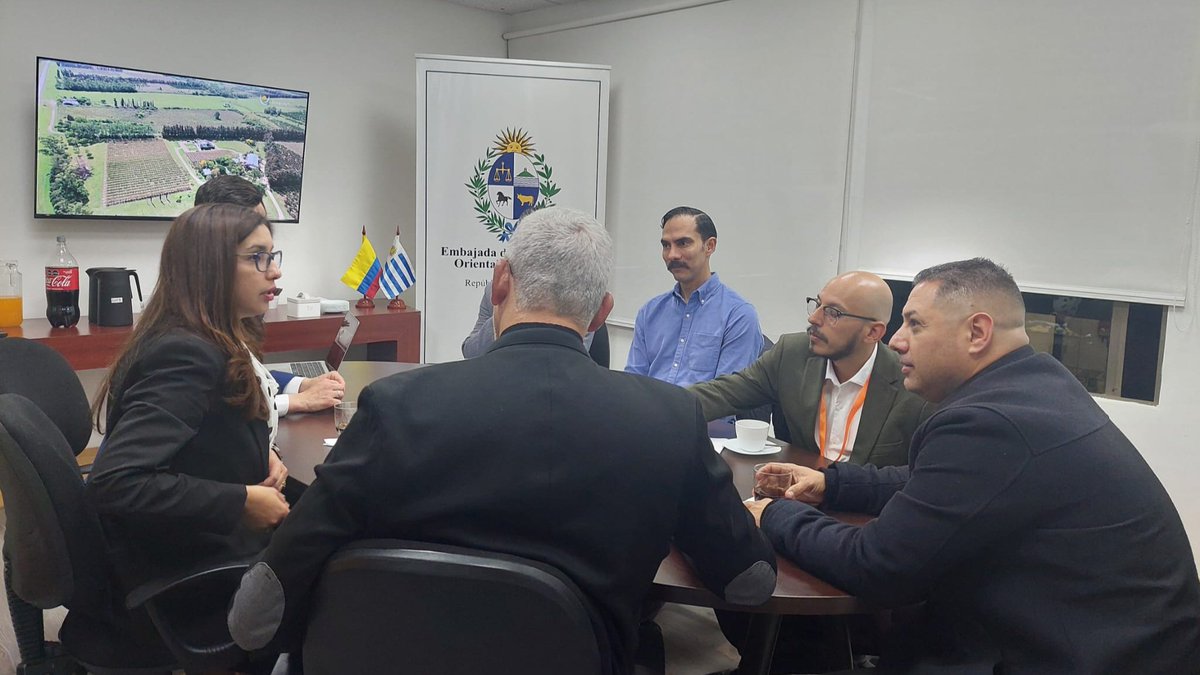 UruguayenCol's tweet photo. 🏳️‍🌈🌎 En @UruguayenCol🇺🇾🇨🇴 se mantuvo reunión con representantes de @CamaraLGBTuy🇺🇾, @camaralgbtbr🇧🇷, CGLCC🇨🇦, @NGLCC🇺🇸 y @cclgbtve🇻🇪, que se encuentran participando de #WeTrade2025.

Se intercambió sobre continuar buscando sinergias para un mundo más inclusivo y equitativo. 👇 https://t.co/N6D500ScGF