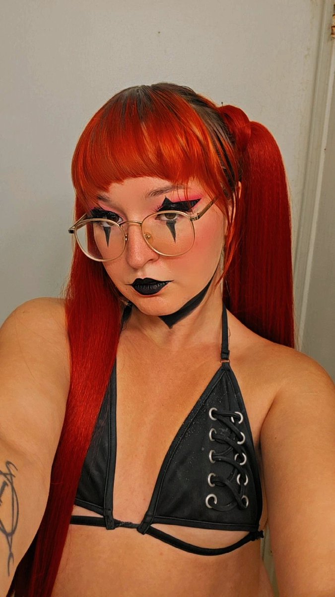 GothSunshine70's tweet photo. the face                     the butt
😇                             🍑 https://t.co/1XXDPAIpYm