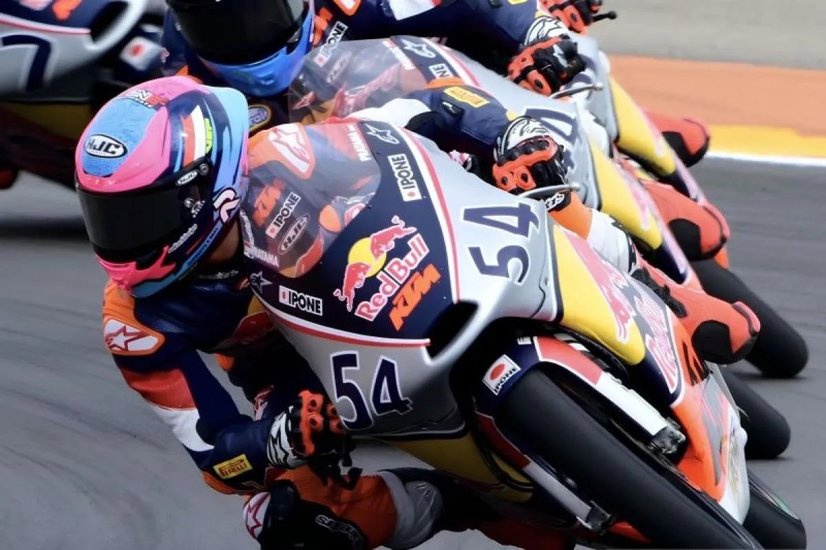 Pembalap muda Indonesia Veda Ega Pratama start dari posisi kedua (P2) pada seri keempat Red Bull Rookies Cup 2025 di Sirkuit Mugello, Italia.

Veda mendapatkan hasil ini setelah mencatatkan waktu putaran tercepat 1 menit 59,926 detik pada sesi kualifikasi yang digelar Jumat.