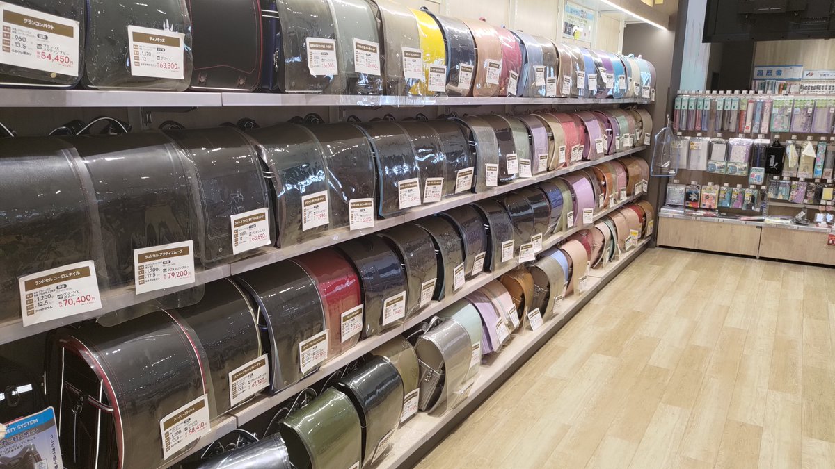 本日はランドセル展示会開催中♪

たくさんの種類から、お気に入りを見つけよう！
選ぶポイントなど、ランドセル選びお手伝いさせて頂きます。