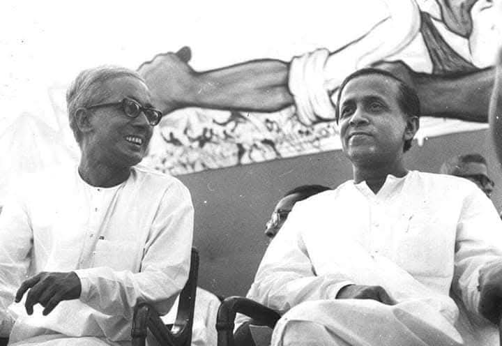 पश्चिम बंगाल के इतिहास में गौरवमय अध्याय की शुरुआत आज के दिन 1977 में हुयी थी।  21 जून 1977 को बंगाल के ज्योति बसु के नेतृत्व में वाममोर्चा सरकार बनी थी। 
साथ में वाममोर्चा पश्चिम बंगाल के अध्यक्ष प्रमोद दासगुप्ता।
#34YrsLFGovt