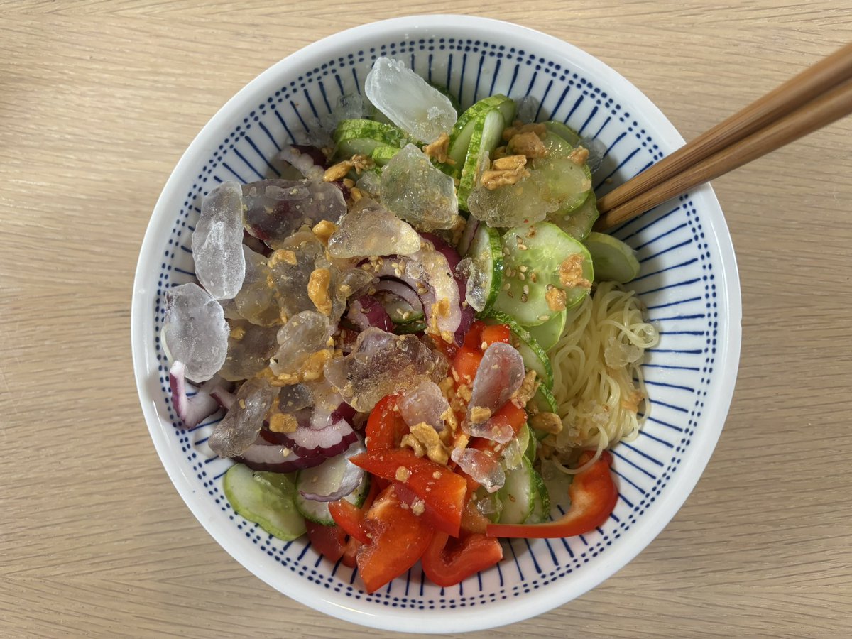 우와 엄청 간편하고 좋다. 나는 이렇게 해먹음: 쯔유 식초 물 땅콩버터 설탕(조금) 깨 후추 참기름