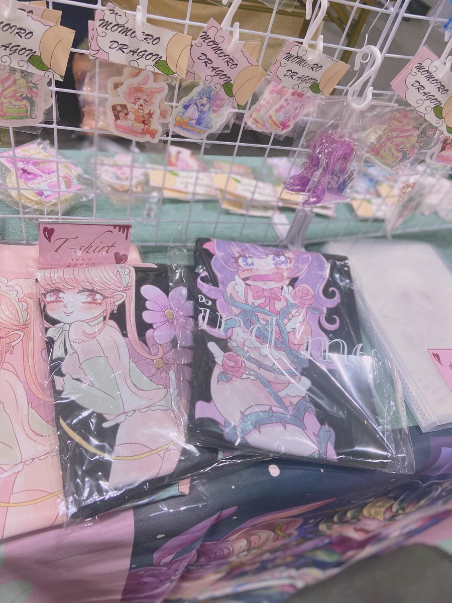 M-362ももいろどらごん設営完了しました🌸🫧💫
用意したテーブルが小さくて売り子と縮こまってます😭
1000円以上でお渡しできるスケブの紙忘れてしまったので今日だけミニ色紙でお渡しします！！すみません💦
#クリマ52 #クリエーターズマーケット #ももいろどらごん