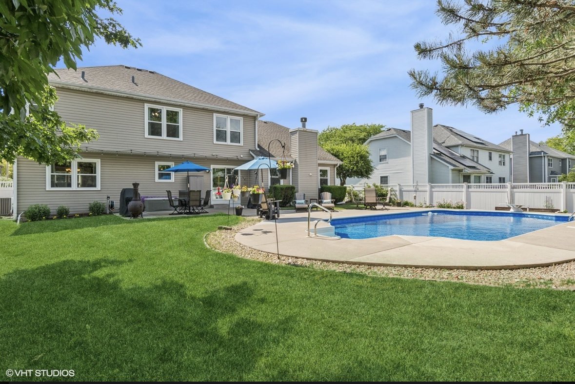 JenniferHessRE's tweet photo. 2020 Saint Andrews Dr., Plainfield OPEN 6/21 11-4 PM &amp; 6/22 1-3 PM. Saltwater pool, Chef’s kitchen w/ refinished Brakur cabinets &amp; granite counters, Private office w/ french doors, Bright upstairs loft, Finished basement w/ bar, wet bar, &amp; pool table. Jennifer Hess l 630.740.3022 https://t.co/ixYJHLbGfx
