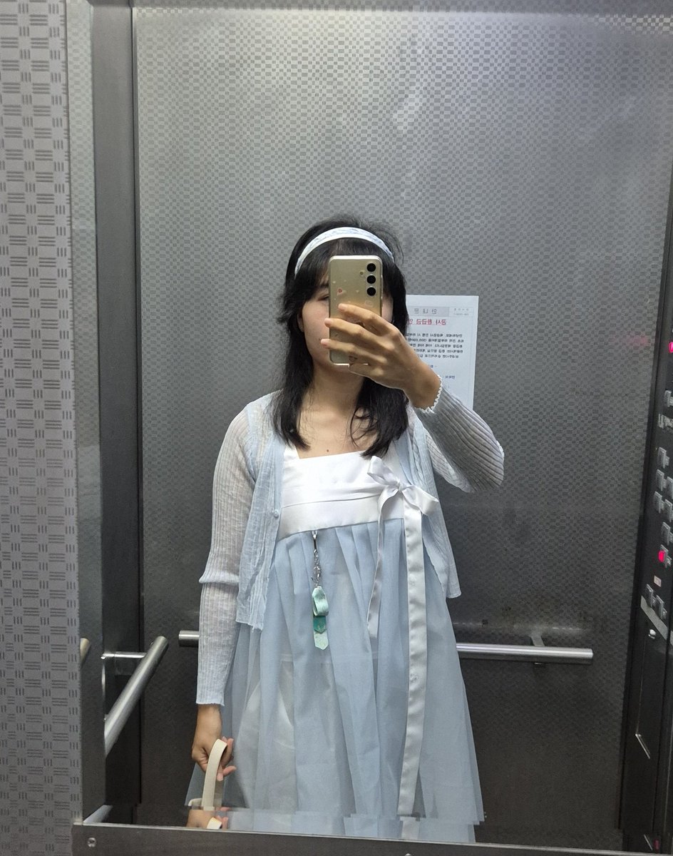 신나는 한복 자랑🩷
저도 한복에 제대로 입문한지는 얼마 안되었다보니 아직 완전 전통한복은 조금 부담스러워서 허리(말기)치마+일상복이나 철릭원피스 자주 입고 있어요😍