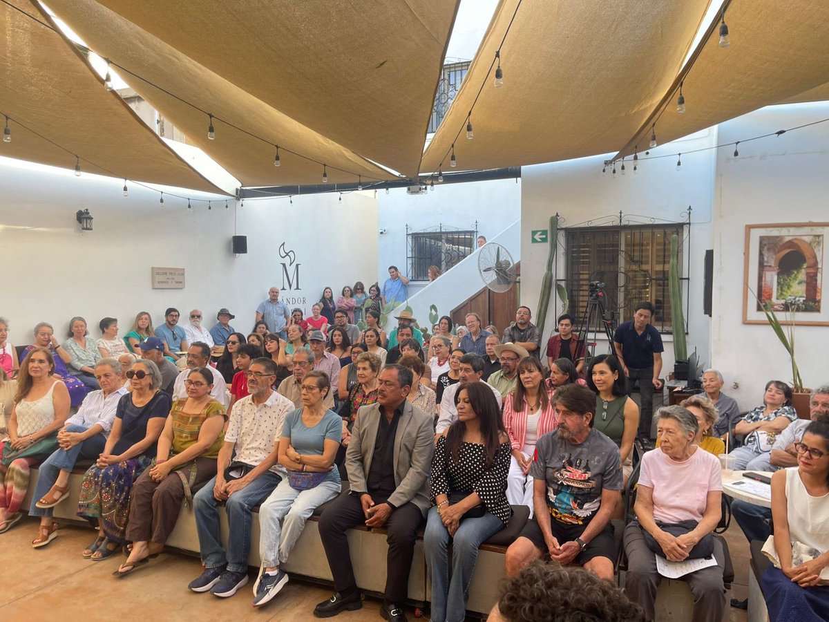 Javier_Corral's tweet photo. Académica, socióloga, luchadora social, derecho humanista, defensora del territorio, ambientalista, mujer invencible, María Teresa Guerrero @petiguerrero , llega al octavo piso con un libro de protesta, reflexión e inspiración: “Persistir para existir”, un documento que, como es La Petty, invita a no rendirse frente la destrucción de los bosques y las culturas que los protegen. Acá algunas imágenes de su presentación en nuestra @SandorMaraiLib