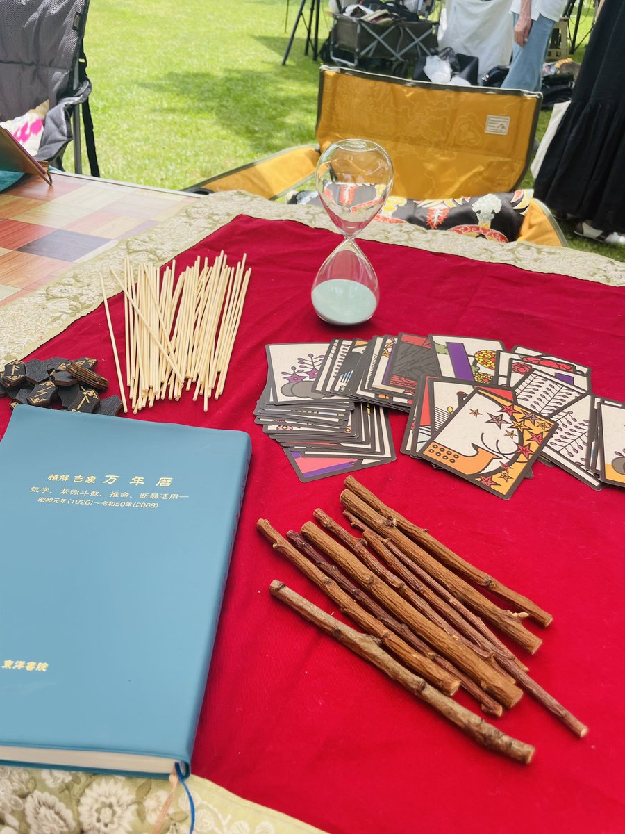 到着しました🙌
準備万端です。

本日は
・四柱推命
・木の枝ルーン
・花札占い
・周易
で占いできます💪

涼しくて風が気持ちいい…🌿
お天気も良くて最高です✨