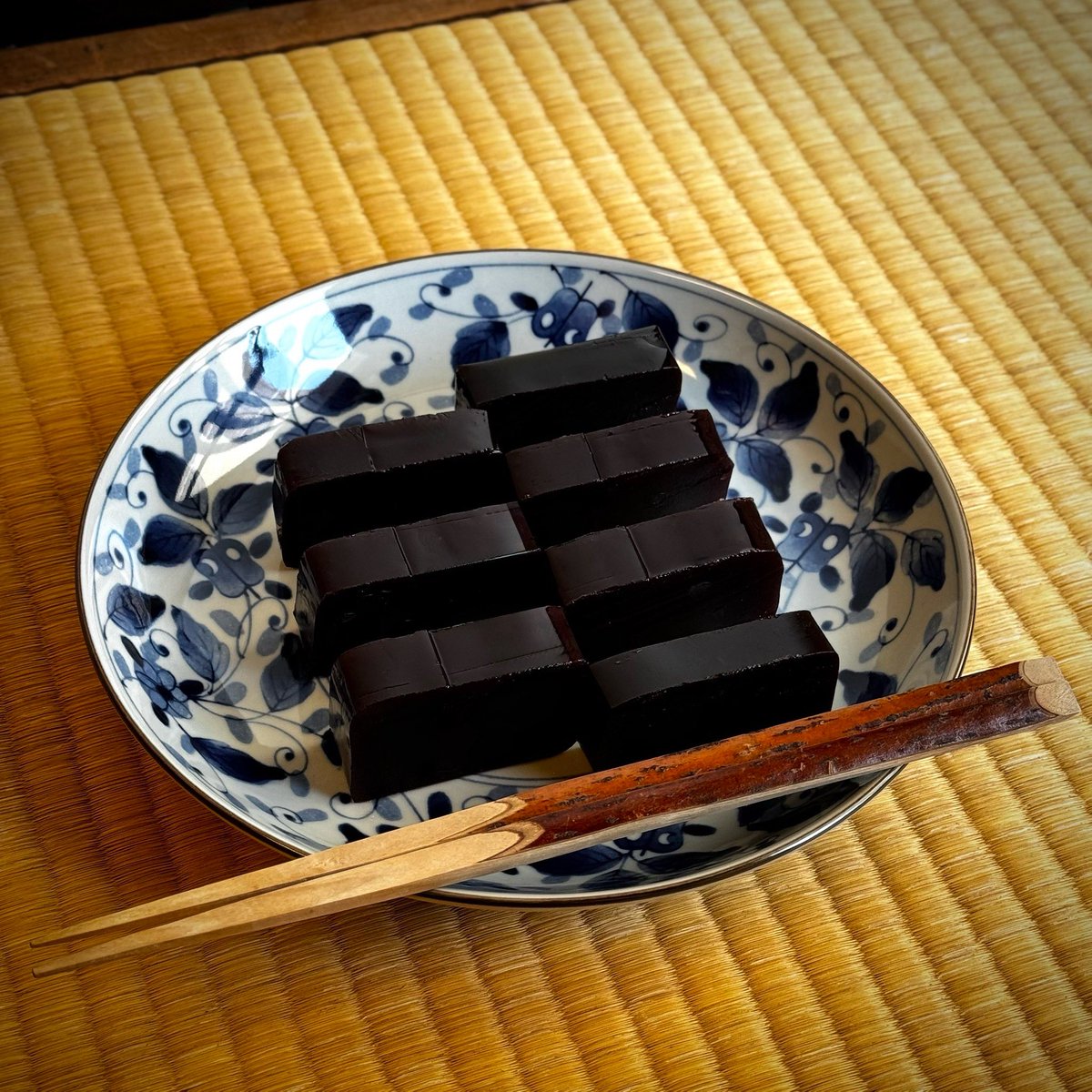 Aoyama_TC's tweet photo. 今回のお稽古ではとらやさんの羊羹をいただきました！夜の梅とおもかげの2種類でした！ https://t.co/s4YzpcogC8