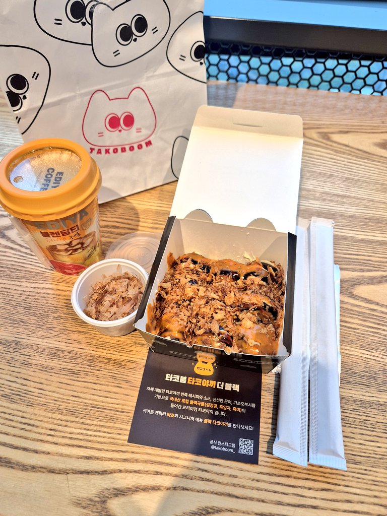 Pbch3coo2's tweet photo. 용산 아이파크몰에 팝업중인 타코야키 맛집 타코붐! 문어도 크게 들어 있고 정말 맛있다!! 
치폴레, 치즈, 갈릭 먹어봤는데 치즈가 불맛이 풍부하고 제일 취향🤤 갈릭 위에 뿌려주는 갈릭후레이크도 완전 맛있어! https://t.co/hWDTXkdENe