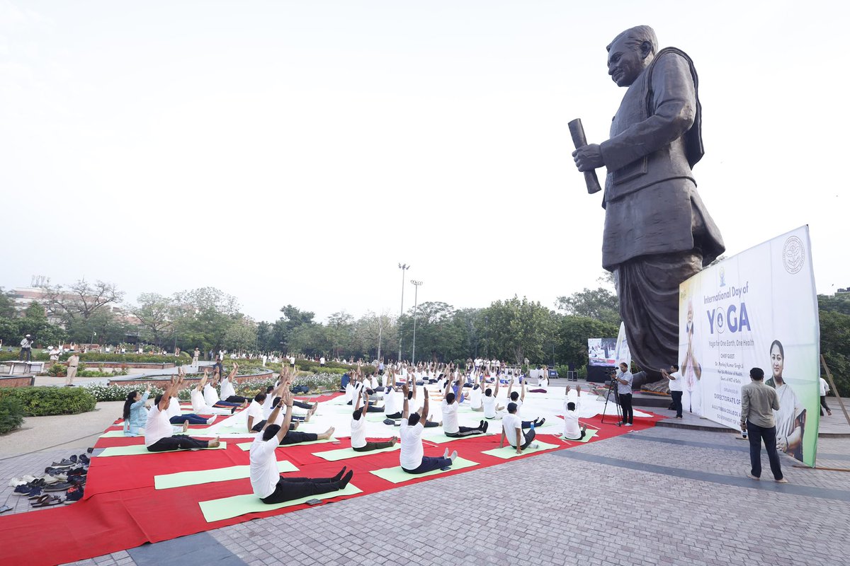 अंतरराष्ट्रीय योग दिवस की प्रदेश वासियों एवं सभी योग साधकों को हार्दिक बधाई!

भारत की ऋषि परम्परा के अमूल्य उपहार योग ने विश्व को मानसिक, आध्यात्मिक और शारीरिक उन्नयन की राह दिखाई है।

आइए, योग को अपनी दिनचर्या का हिस्सा बनाकर स्वस्थ समाज के निर्माण में सहभागी बनें।

#YogaDay2025