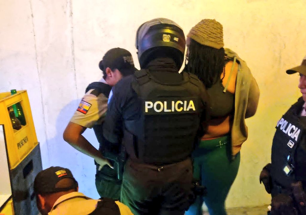 agentesdequito's tweet photo. 👮🏻🚨 #OperativoDeControl | Estos son los resultados del operativo interinstitucional de control de armas y materiales explosivos en el sector de Quitumbe:
📍113 dosis de sustancias sujetas a fiscalización
👩🏻1 persona detenida
🚫Clausura de local comercial
#SomosAgentesDeQuito https://t.co/xIWMsFeGbD