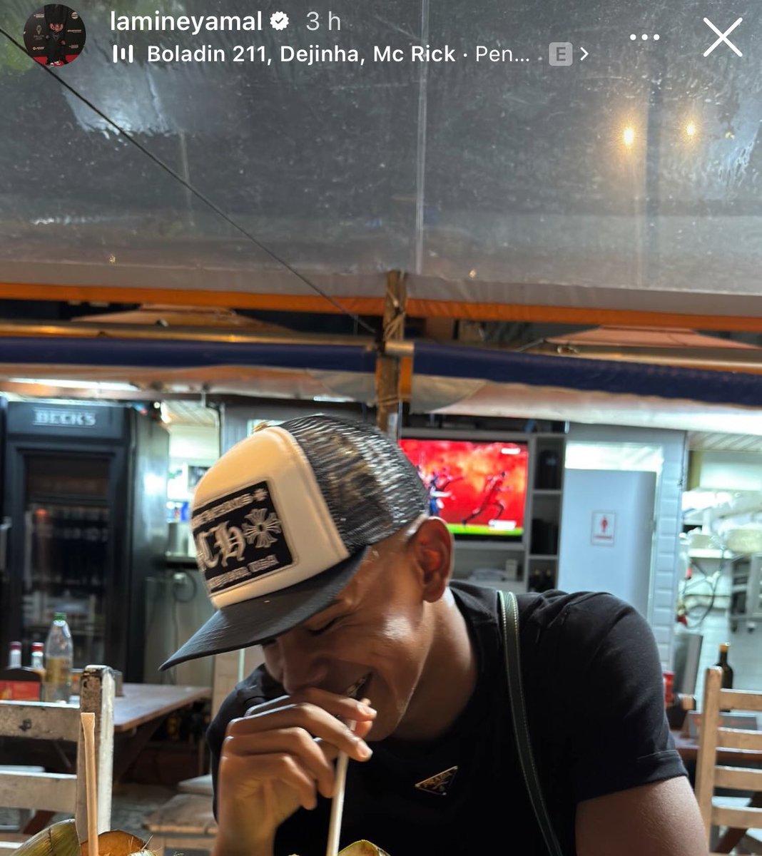 Yamal tá a 2 semanas com esse boné