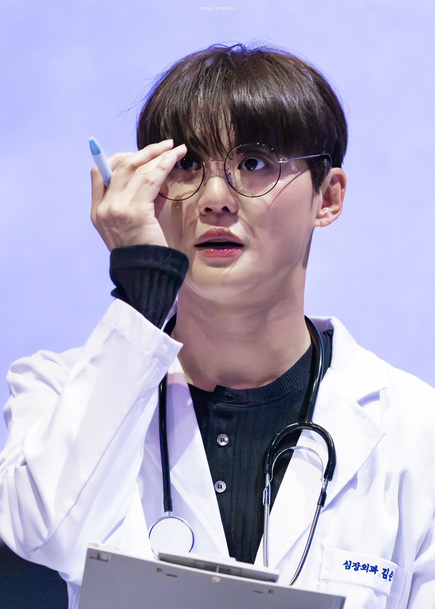 네? 교수님 귀걸이 자국때문에 하나도 못들었어요…