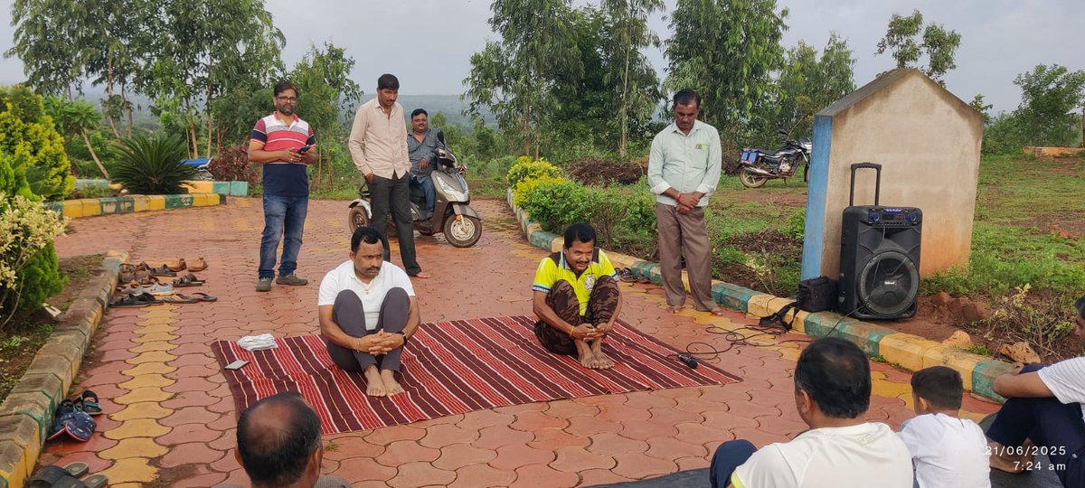 MBailhongal's tweet photo. ಬೈಲಹೊಂಗಲ ತಾಲೂಕಿನ ಗ್ರಾಪಂ ಪಟ್ಟಿಹಾಳ ಕೆ ಬಿ ವ್ಯಾಪ್ತಿಯ ಪವಿತ್ರ ವನದಲ್ಲಿ ಇಂದು ಯೋಗ ದಿನಾಚರಣೆ ಯನ್ನು ಶ್ರೀ ಸಂಜೀವ ಜುನ್ನೂರ  ಕಾರ್ಯನಿರ್ವಾಹಕ ಅಧಿಕಾರಿಗಳು ತಾಪಂ ಬೈಲಹೊಂಗಲ ರವರ ನೇತೃತ್ವದಲ್ಲಿ ನಡೆಯಿತು, ಗ್ರಾಪಂ ಸರ್ವಸದಸ್ಯರು, ಉದ್ಯೋಗ ಖಾತ್ರಿ ಕೂಲಿಕಾರ್ಮಿರು ಹಾಗೂ ಎಲ್ಲಾ ಅಧಿಕಾರಿಗಳು ಮತ್ತು ಸಿಬ್ಬಂದಿ ಗಳು ಹಾಜರಿದ್ದರು. https://t.co/pjNF9DFfS1