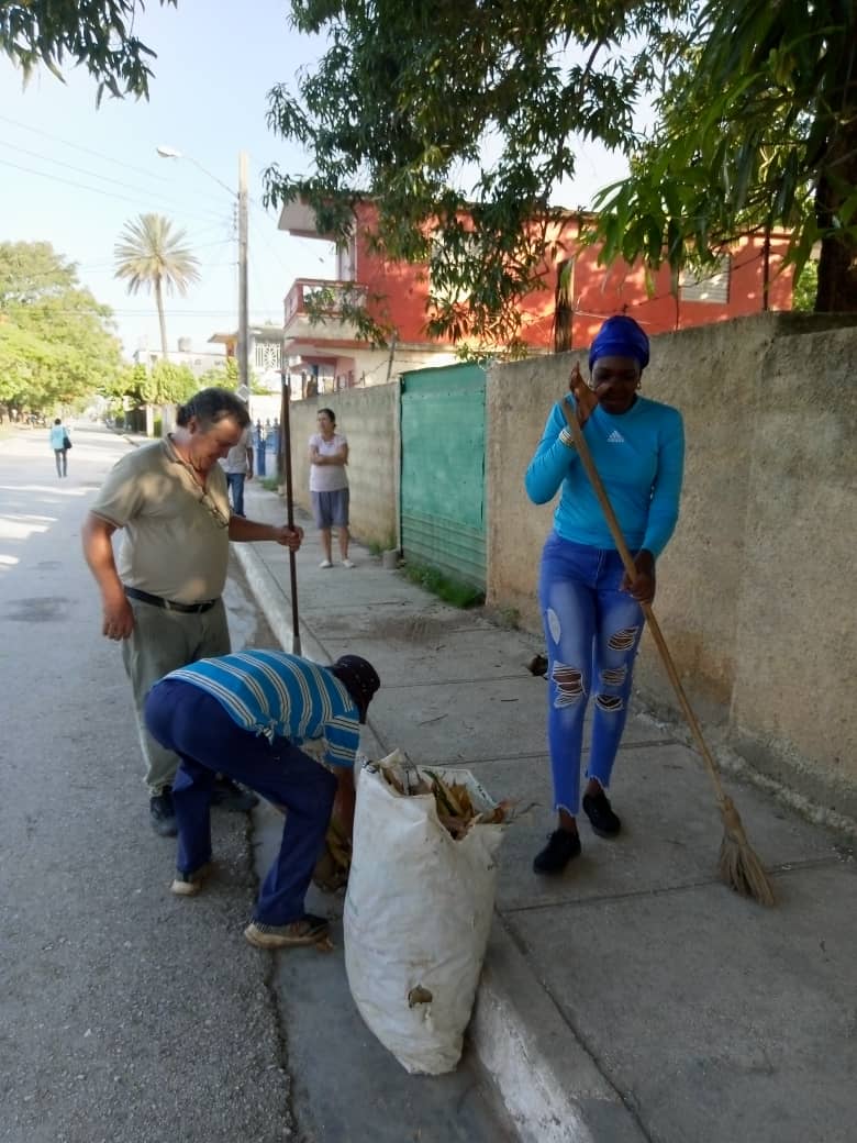 Maricelapt2022's tweet photo. La @DGECiegoDeAvila presente en el realizando actividades de higienización y embellecimiento de sus área como parte del cambio de labor en saludo al 26 de julio.
 #YaEstamosEn26 #CiegoEn26  #CiegodeAvila  #SinPerderUnDía https://t.co/we7Zh4amRX