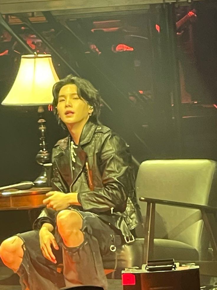 Rt &amp; Reply

WE LOVE YOU YOONGI 
WE LOVE YOU YOONGI
WE LOVE YOU YOONGI
WE LOVE YOU YOONGI
WE LOVE YOU YOONGI
WE LOVE YOU YOONGI