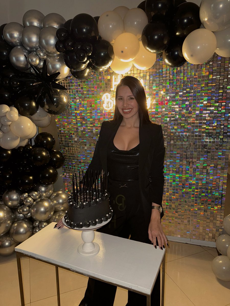 FloppiHidalgo's tweet image. Cumple feliz ✨
Soy muy afortunada de estar rodeada de tanto amor 🤍 

Este año más lista que nunca para los nuevos desafíos 🚀🚀