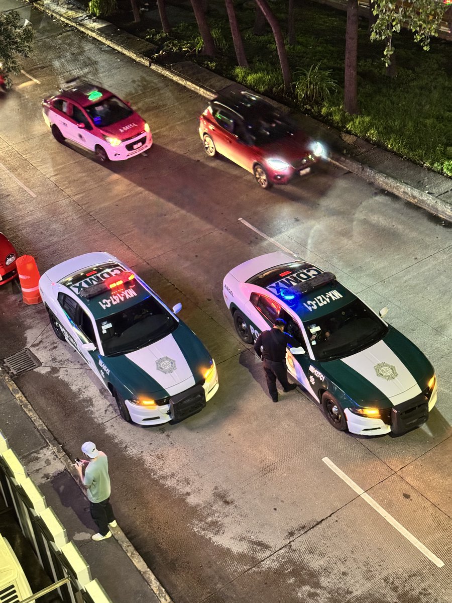 huunnybee_'s tweet photo. @AlessandraRdlv @inveacdmx Pasan a cobrar su cuota mientras les permiten ocupar hasta 2 carriles de circuito interior como estacionamiento @AlessandraRdlv @inveacdmx  hasta cuándo? https://t.co/Sq9SNlyDJZ