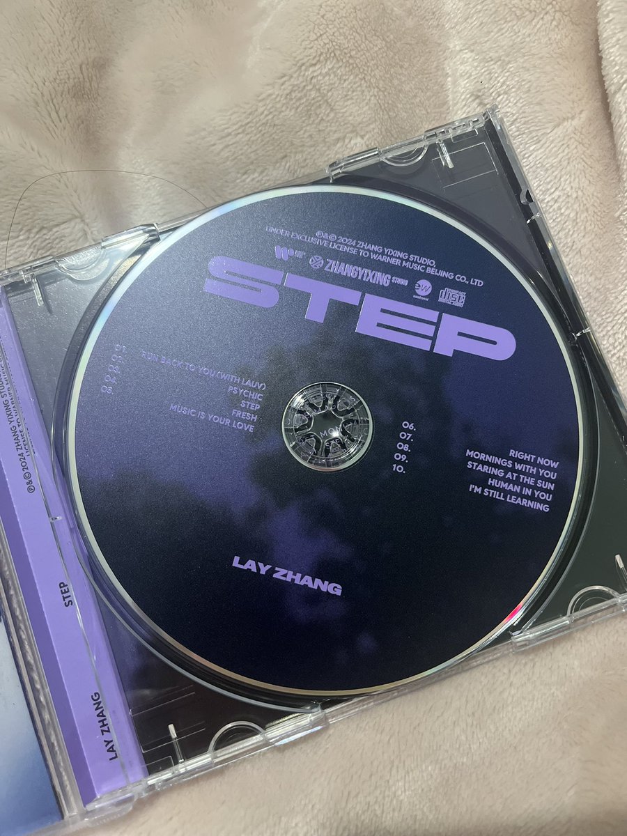 layzdreams's tweet photo. até a versão acrílica do STEP é a coisa mais linda 🥹

#Lay_STEP #张艺兴 #LayZhang @layzhang https://t.co/0vC6HnT4Ax