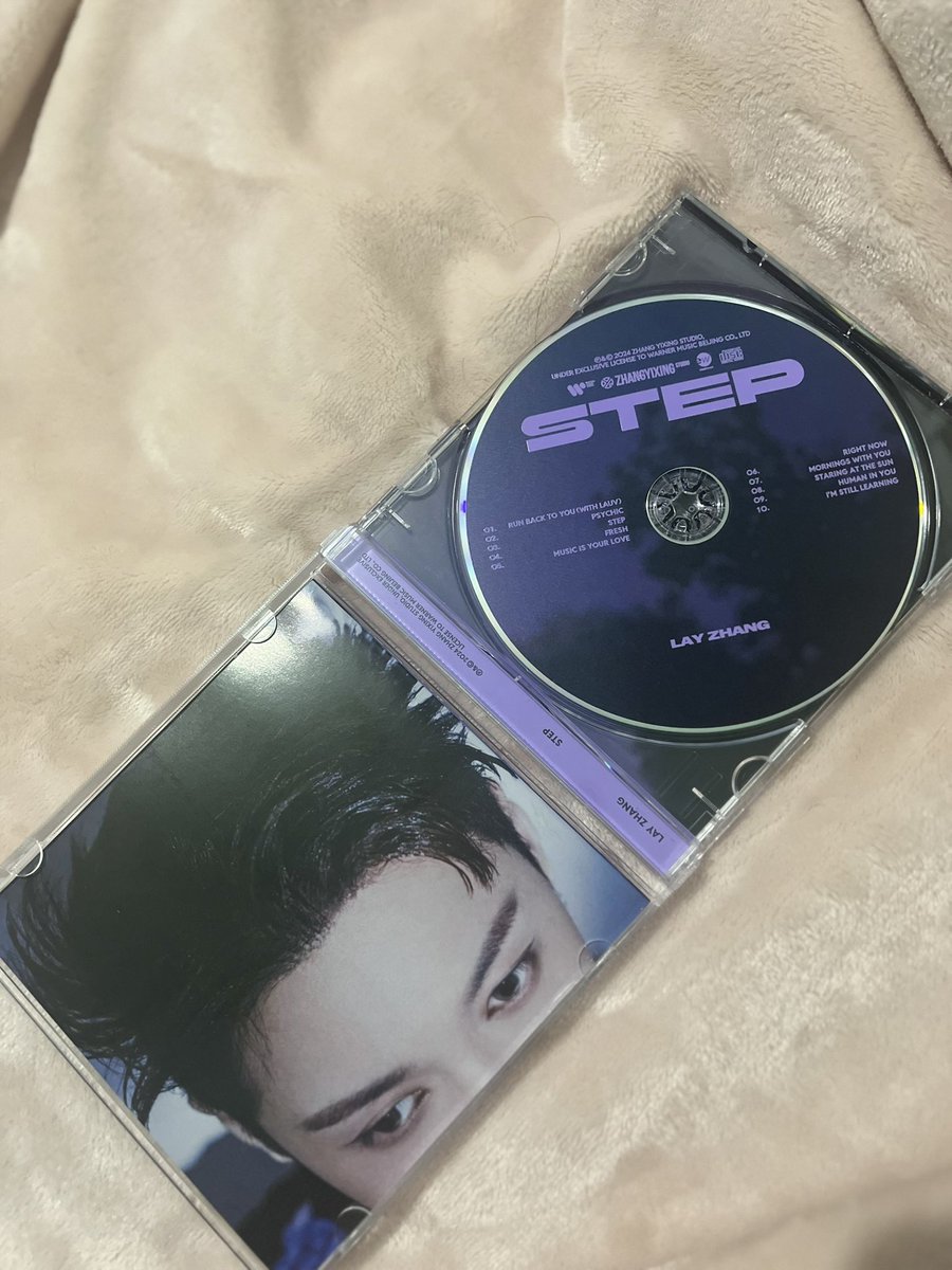 layzdreams's tweet photo. até a versão acrílica do STEP é a coisa mais linda 🥹

#Lay_STEP #张艺兴 #LayZhang @layzhang https://t.co/0vC6HnT4Ax