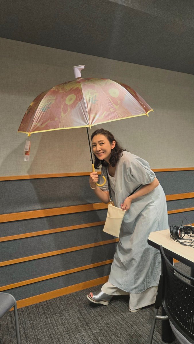 今日6月21日（土）午前11時からの
「Cruisin' before noon」は
#LOFT の広報の方に #梅雨 時期に
おすすめの #傘 や #湿気対策 などの
アイテムをご紹介いただきます。
便利で使いたくなる物がたくさん。
是非、聴いてくださいね。

「Cruisin' before noon」は　毎週土曜日11時から