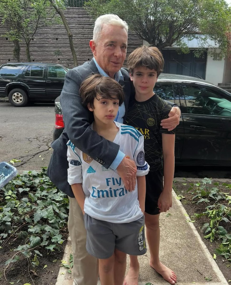 El abrazo de un abuelo que marcó la historia de Colombia, la hizo grande y sigue inspirando a quienes vienen detrás.