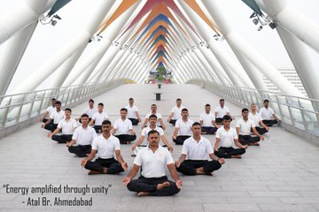 sandeshnews's tweet photo. As a prelude to #InternationalYogaDay2025,
@adgpi #goldenkatar Div HQ, Ahmedabad hosted Yoga session at #iconic places in #ahmadabad for its personnel. #YogaForOneEarthOneHealth #YogaDay2025 #WellnessWithDiscipline #OneEarth #OneHealth #WeProtect .
@DefencePRO_Guj https://t.co/sWR9mj0Zta
