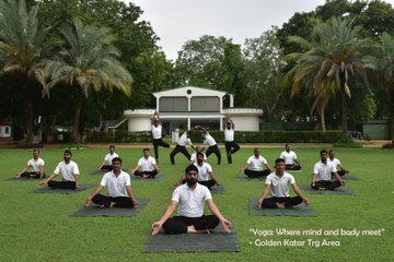 sandeshnews's tweet photo. As a prelude to #InternationalYogaDay2025,
@adgpi #goldenkatar Div HQ, Ahmedabad hosted Yoga session at #iconic places in #ahmadabad for its personnel. #YogaForOneEarthOneHealth #YogaDay2025 #WellnessWithDiscipline #OneEarth #OneHealth #WeProtect .
@DefencePRO_Guj https://t.co/sWR9mj0Zta