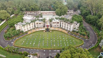 sandeshnews's tweet photo. As a prelude to #InternationalYogaDay2025,
@adgpi #goldenkatar Div HQ, Ahmedabad hosted Yoga session at #iconic places in #ahmadabad for its personnel. #YogaForOneEarthOneHealth #YogaDay2025 #WellnessWithDiscipline #OneEarth #OneHealth #WeProtect .
@DefencePRO_Guj https://t.co/sWR9mj0Zta