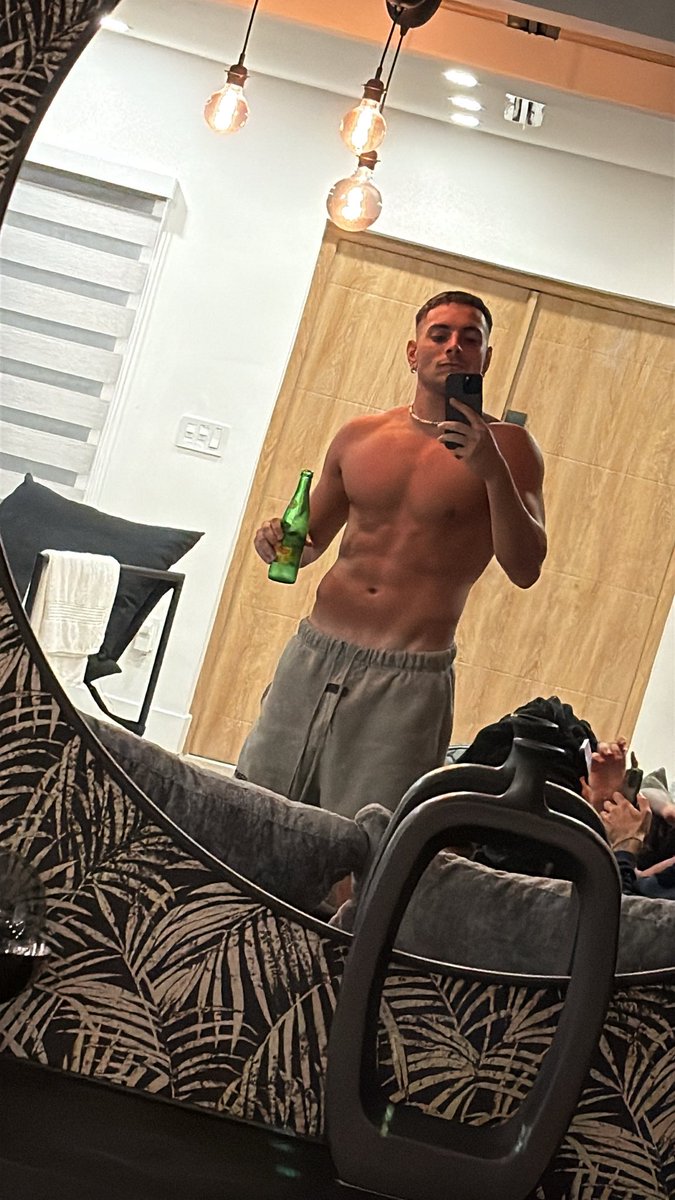 A las 00.00 debería salir el primer vlog del viaje

El canal de Youtube va a dar un giro de 180 grados.
Jizakude no va a estar más, vamos a ser solo SERIES Y YO