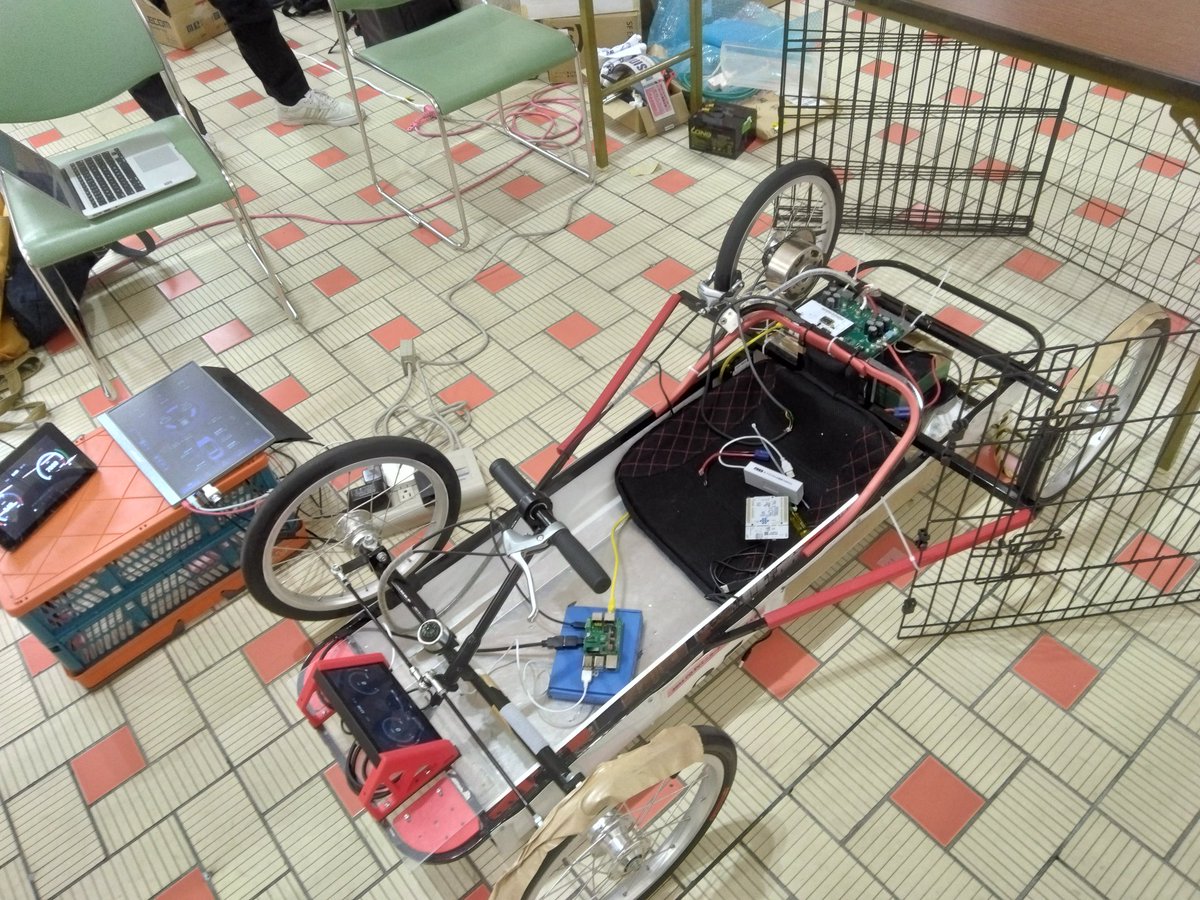 autolinuxjp's tweet image. 秘密基地に搬送した展示機材もようやくセットアップ完了です。
