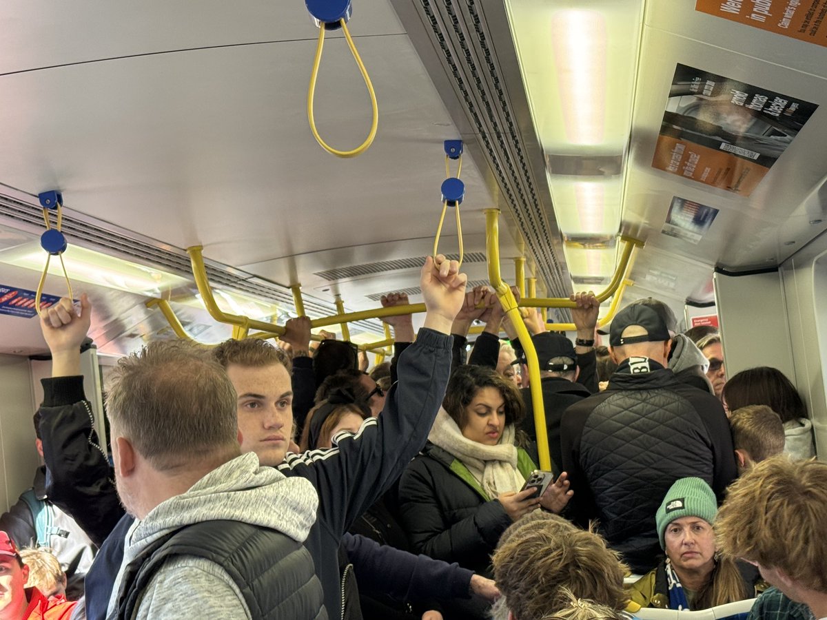 CrStuartJames's tweet image. Dandenong corridor passengers forced to change at Caulfield for CBD trains today. Carlton plays North Melbourne at the G (ONLY 40-50k crowd).

By the time we reached Armadale passengers left on the platform

This will be the norm with #MM1

Better planning required @metrotrains