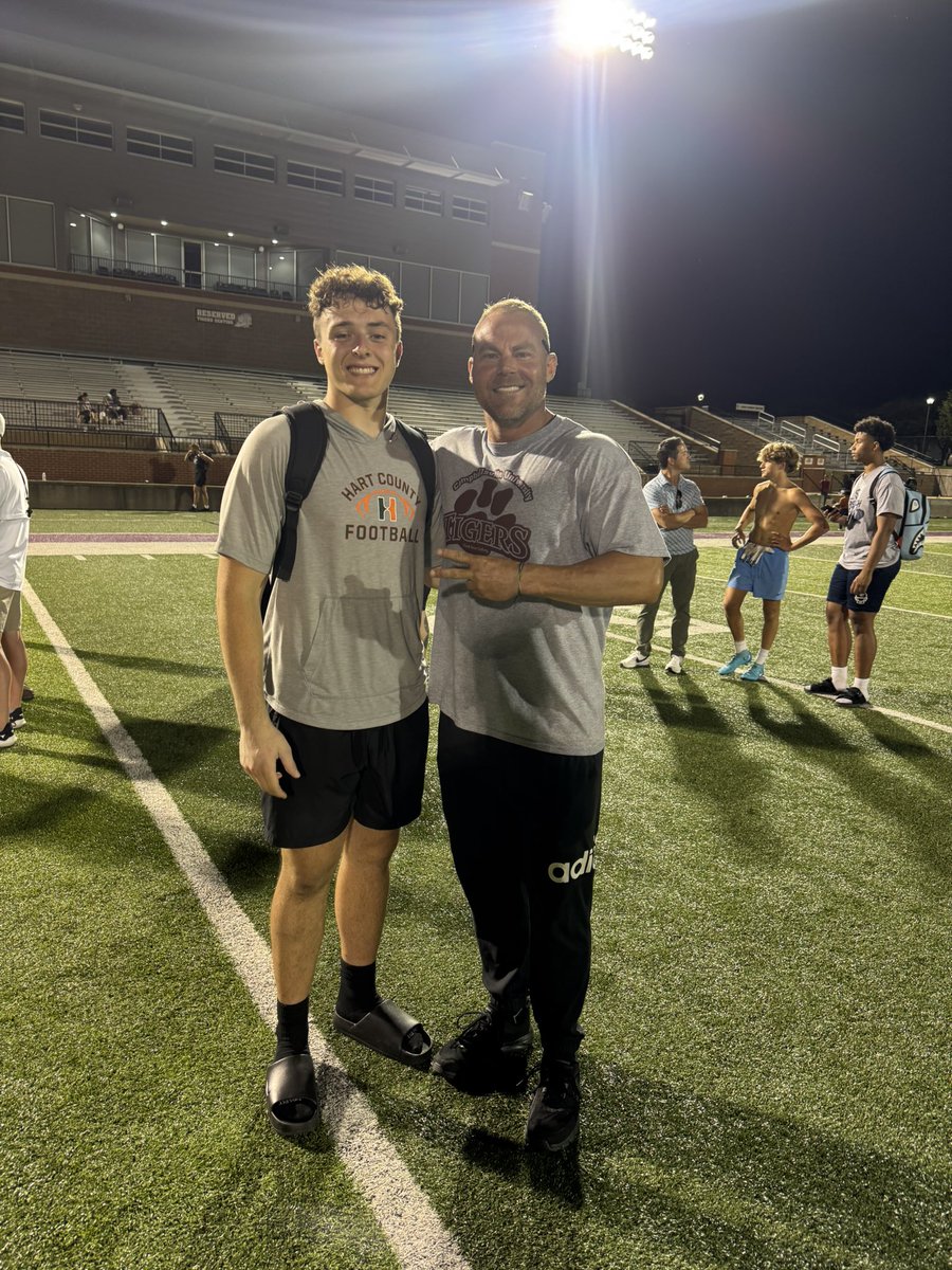 jakecrump30's tweet image. I had a great afternoon @CvilleTigersFB camp learning from some great coaches!! @CoachAtwood23 @BigGribbs44 @jeffowens95 @CoachRussCville @CoachHBrown8 @HartCountyFball @griffinchad22 @CoachKat5 @CoachBaker29