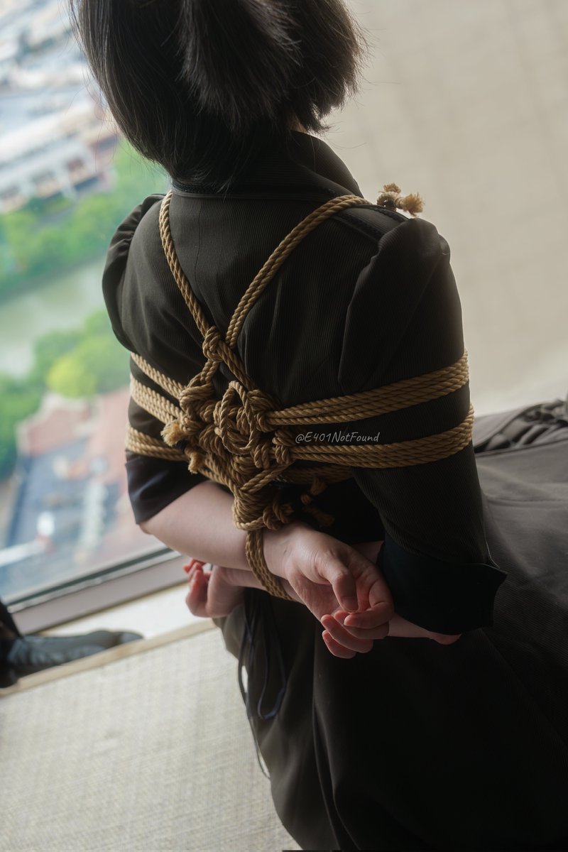 少女 眺望远方....
M： <a href="/E401NotFound/">akatsuki</a> 
R/P： <a href="/MoAccelerator/">Ac</a>
#男娘 #捆绑 #bondage
