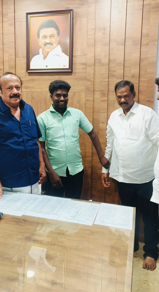 "அரசு முறை பயணமாக வெளிநாடு செல்லும்" 
தமிழக வேளாண்மை துறை அமைச்சர் <a href="/MRKPanneer/">MRK.Panneerselvam-தமிழ்நாட்டை தலைகுனிய விடமாட்டேன்</a> அவர்களை...

 கடலூர் மாநகராட்சி துணை மேயர் 
வழக்கறிஞர் அண்ணன் Vck Thamaraiselvan அவர்களுடன் நேரில் சந்தித்து வாழ்த்து தெரிவித்தேன். ..