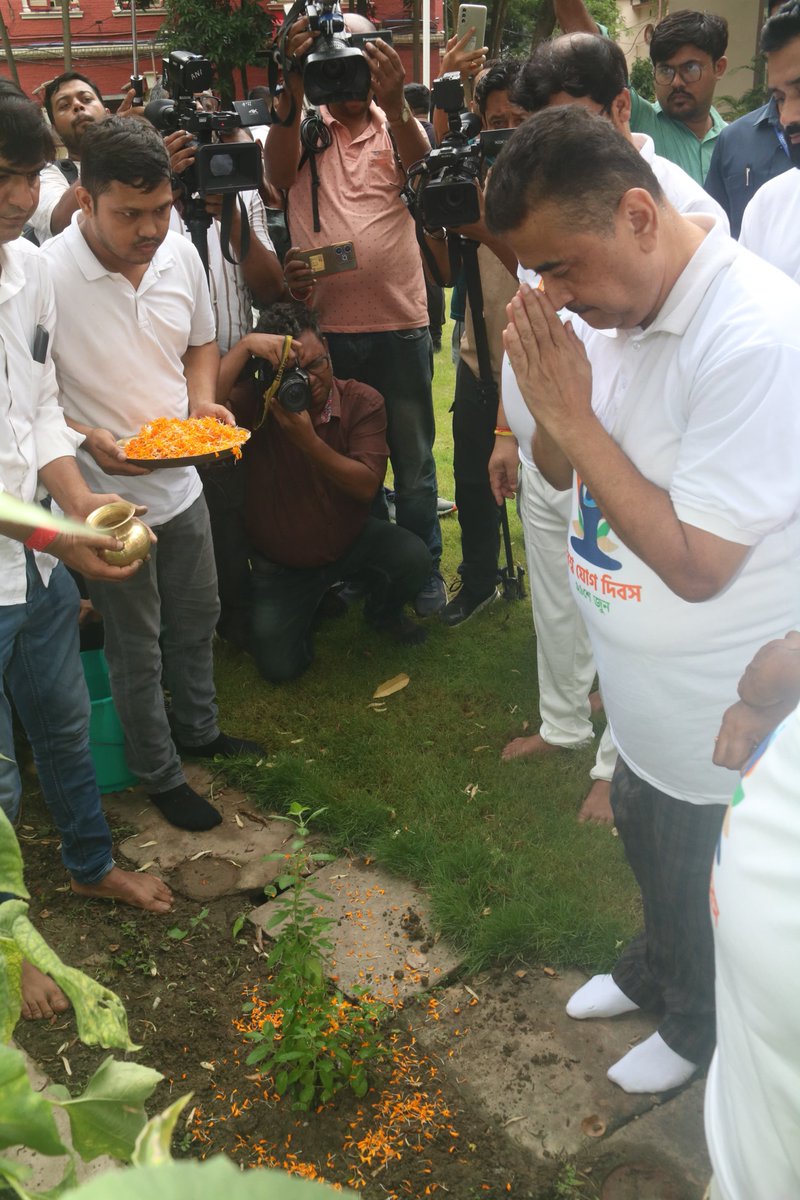 IndianMuseumKol's tweet photo. On #IDY2025, Indian Museum, Kolkata was honoured to host Shri @SuvenduWB, Leader of the Opposition, along with MLAs from West Bengal, for a special yoga session.

The programme concluded with the planting of a Tulsi sapling in the Archaeological Garden.

#IDY2025 https://t.co/qEp7aRp5CX