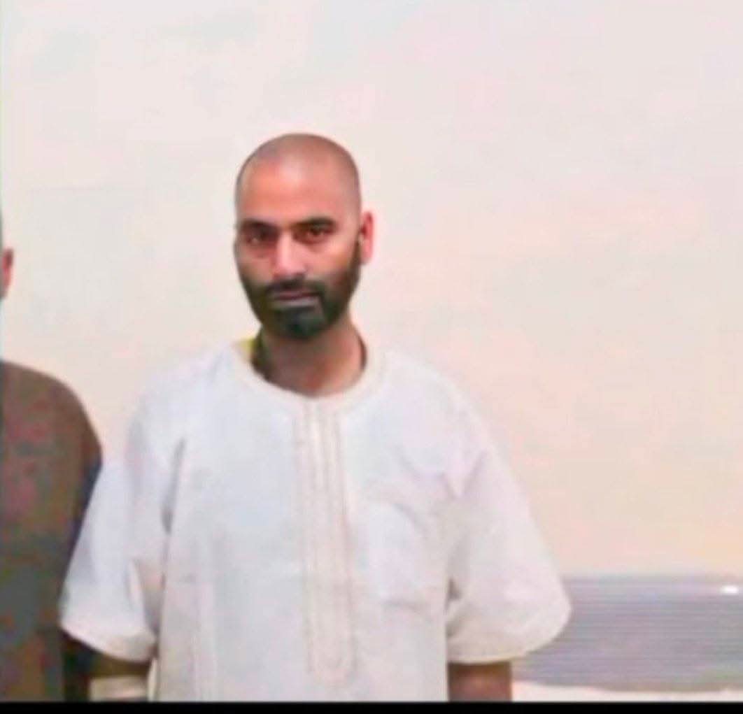 🇮🇳Jitendra pratap singh🇮🇳 (@jpsin1) on Twitter photo कभी ये भी दौर था...
जब यासीन मलिक PMO में एंट्री मारता था
जब आतकवादी को साहब कहकर बुलाया जाता था
जब दिल्ली के लुटियंस ज़ोन में 8 कमरे का सरकारी बंगला मिलता था
जब Z+ सिक्योरिटी में ये गद्दार इंडिया घूमता था
हाँ, उसी यासीन मलिक की बात हो रही है –
जिसकी दो बीवियां पाकिस्तान में, कभी ये भी दौर था...
जब यासीन मलिक PMO में एंट्री मारता था
जब आतकवादी को साहब कहकर बुलाया जाता था
जब दिल्ली के लुटियंस ज़ोन में 8 कमरे का सरकारी बंगला मिलता था
जब Z+ सिक्योरिटी में ये गद्दार इंडिया घूमता था
हाँ, उसी यासीन मलिक की बात हो रही है –
जिसकी दो बीवियां पाकिस्तान में,