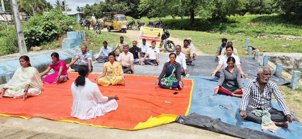 tphunsur's tweet photo. ಮೈಸೂರು‌ ಜಿಲ್ಲೆ ಹುಣಸೂರು ತಾಲ್ಲೂಕಿನ ಬನ್ನಿಕುಪ್ಪೆ ಗ್ರಾಮ ಪಂಚಾಯಿತಿಯ ಅಮೃತ ಸರೋವರವಾದ ಬನ್ನಮ್ಮನ ಕೆರೆ ಏರಿ ಮೇಲೆ ವಿಶ್ವ ಯೋಗ ದಿನದ ಅಂಗವಾಗಿ ಯೋಗಾಭ್ಯಾಸ ಮಾಡಲಾಯಿತು.
ಪಿಡಿಒ, ಕಾರ್ಯದರ್ಶಿ, ಎನ್.ಆರ್.ಎಲ್.ಎಂ ವ್ಯವಸ್ಥಾಪಕರು, ಐಇಸಿ ಸಂಯೋಜಕರು, ಒಕ್ಕೂಟದ‌ ಮಹಿಳೆಯರು ಸೇರಿದಂತೆ  ಸದಸ್ಯರು ಹಾಗೂ ಸಿಬ್ಬಂದಿಯವರು ಪಾಲ್ಗೊಂಡಿದ್ದರು https://t.co/6g2qnfdJRI