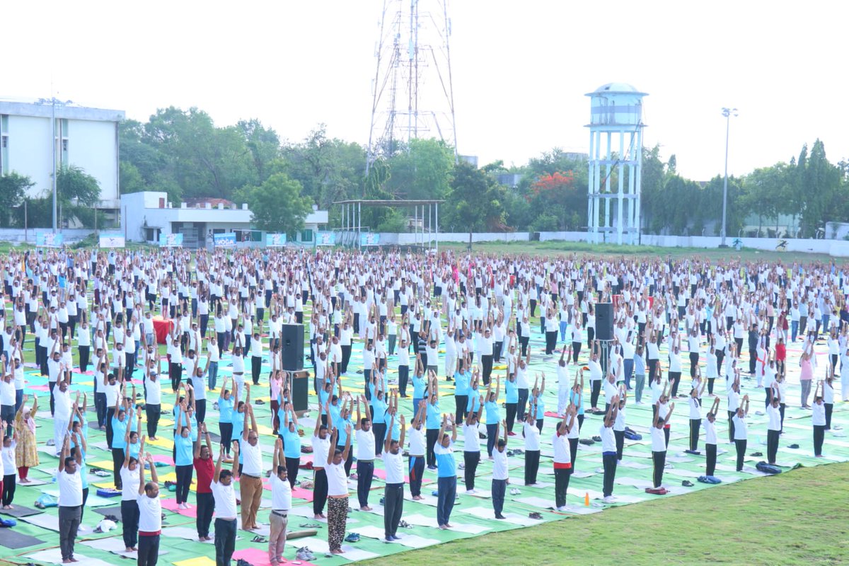 Central_Railway's tweet photo. Yoga for One Earth, One Health! 🌍🧘

Hon’ble Union Minister of Youth Affairs and Sports Smt. @khadseraksha along with several leaders & officials, joined citizens in a powerful yoga session at Divisional Sports Ground, Bhusaval (Pathjyoth), Maharashtra.

Over 5,000 Railway employees, families & citizens participated in the grand celebration of #InternationalYogaDay2025.
#IDY2025 #YogaForOneEarthOneHealth #YogaMahotsav2025
