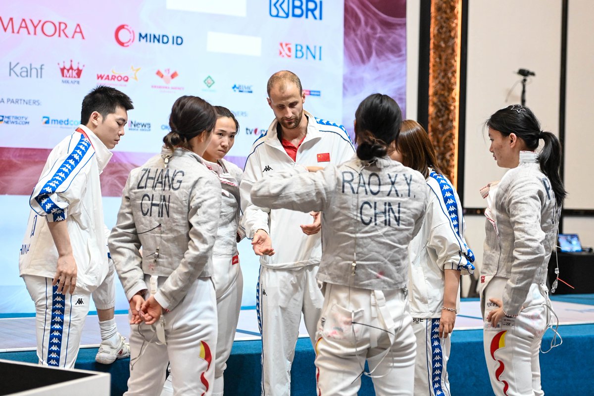 FIE_fencing's tweet photo. Day 5 at the 2025 Asian Fencing Championships in Bali! 🇮🇩 - Action from the Women’s Team Sabre Semifinals!🔥
🇰🇷 Korea 45-42 🇺🇿 Uzbekistan
🇯🇵 Japan 45-35 🇨🇳 China

📊 Results: https://t.co/BUAYuoCdip
📺 Livestream: https://t.co/qzLKm9Rva2
#fencing #escrime #esgrima #FIE #AsianChampionships #Bali2025 #Indonesia #zonalchampionships #sabre
📸 Eva Pavia Gomes | #BizziTeam