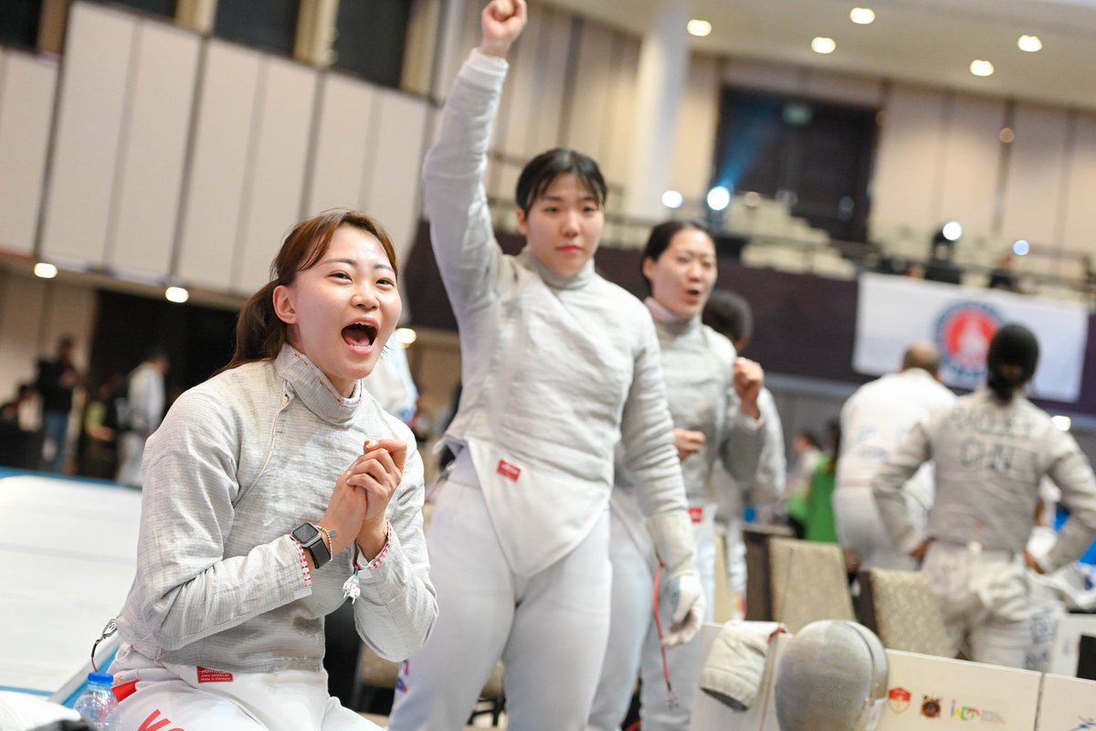 FIE_fencing's tweet photo. Day 5 at the 2025 Asian Fencing Championships in Bali! 🇮🇩 - Action from the Women’s Team Sabre Semifinals!🔥
🇰🇷 Korea 45-42 🇺🇿 Uzbekistan
🇯🇵 Japan 45-35 🇨🇳 China

📊 Results: https://t.co/BUAYuoCdip
📺 Livestream: https://t.co/qzLKm9Rva2
#fencing #escrime #esgrima #FIE #AsianChampionships #Bali2025 #Indonesia #zonalchampionships #sabre
📸 Eva Pavia Gomes | #BizziTeam