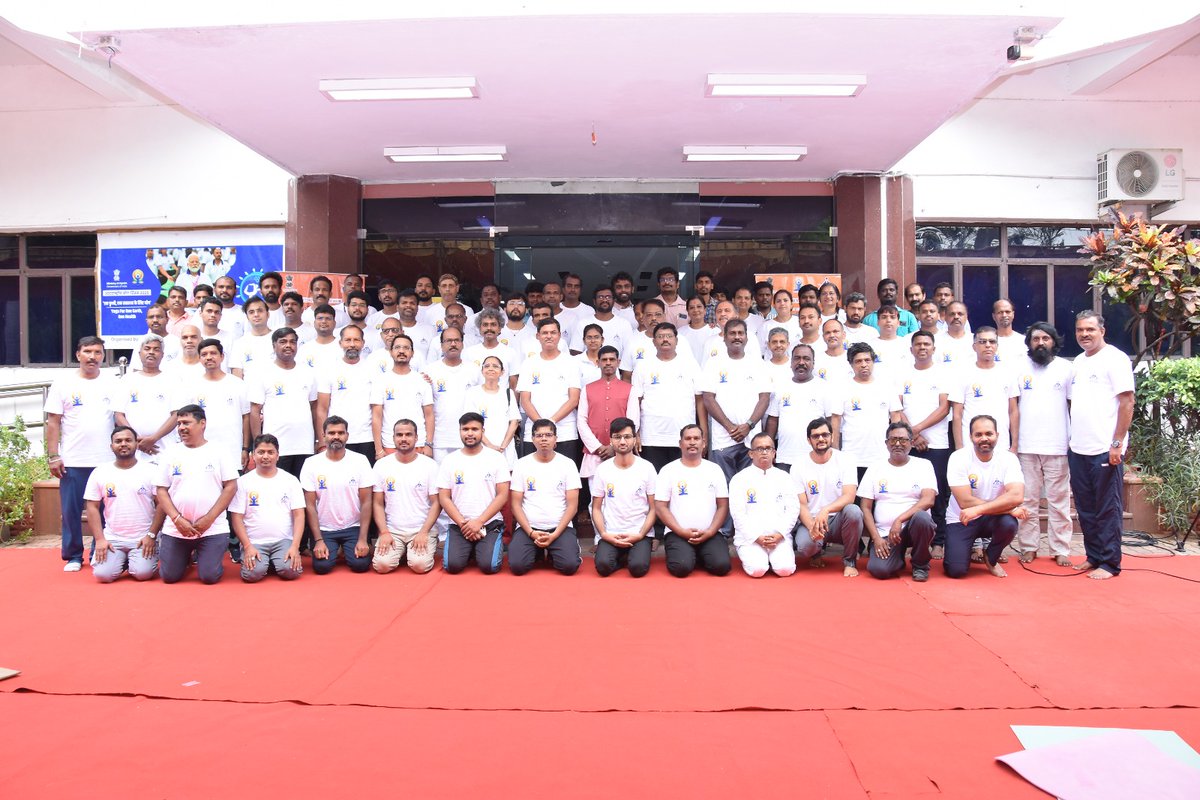 சர்வதேச யோகா தினத்தை முன்னிட்டு, இன்று காலை ஏஏஐ தென்மண்டல நிர்வாக இயக்குனர் திரு ச.ஜ.பணிக்கர் அவர்கள் தலைமையில் யோகா பயிற்சி மேற்கொள்ளப்பட்டதில் தென்மண்டல அலுவலர்கள் பெருமளவில் கலந்துக் கொண்டு ஒரே யோகா ஒரே நல்உடல் பேணுதல் என்னும் உறுதிமொழி எடுக்கப்பட்டது.