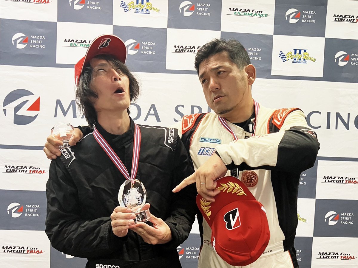 Sato_C_1128's tweet photo. #パーティレース西日本
第3戦
トラックドライバーさとC
決勝2位
シリーズチャンピオンの可能性もまだ消えて無いので最終戦も頑張ります🙌
#VERSUS
#fktec
#LIQTEK https://t.co/YF9LpOApFo