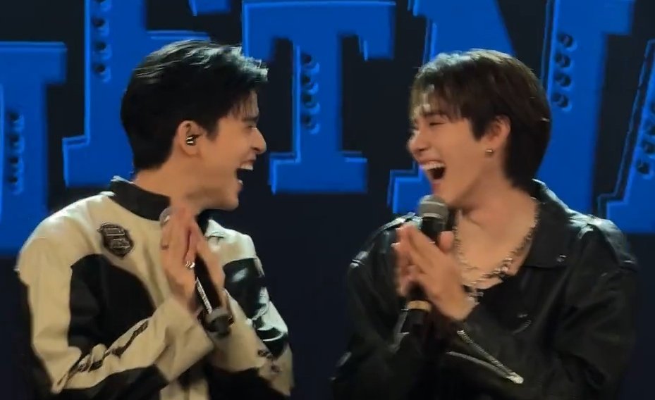 EVERYONE STAWP LOOK AT THEM