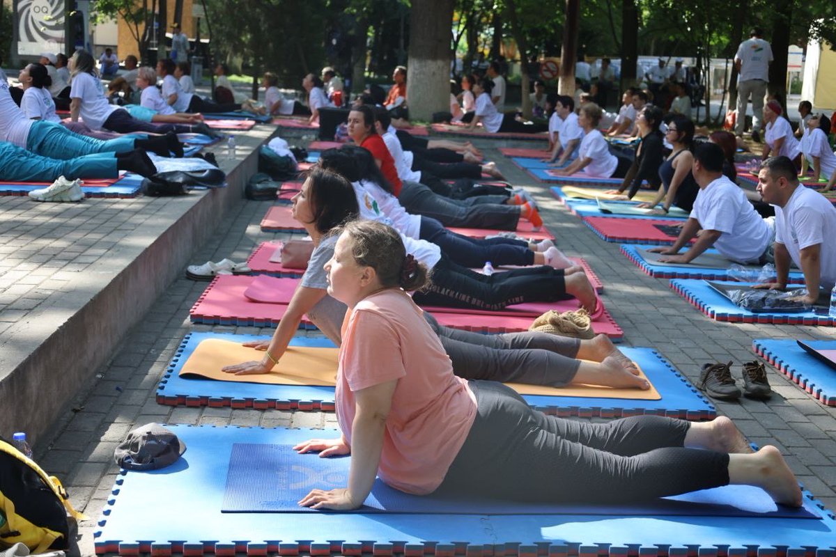 #IDY2025 celebrated with enthusiasm in Uzbekistan! In Central Park, Tashkent, over 1000 yoga enthusiasts joined the celebration. H.E. Mr. Adkham Ikramov, Sports Minister of Uzbekistan, participated in the Common Yoga Protocol session.
#YogaForOneEarthOneHealth #YogaForAll