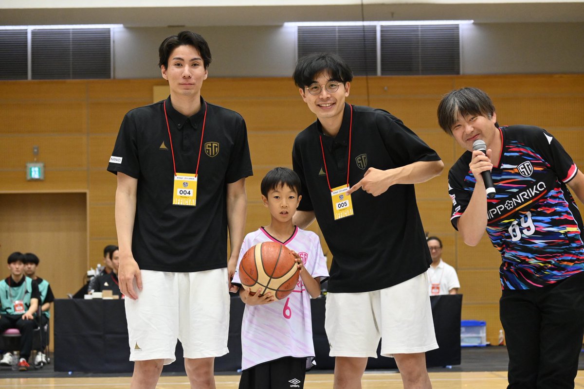 しながわシティフットサルクラブ 【公式】 ✈︎6/1(日)バサジィ大分戦 (@shinagawacity_f) on Twitter photo 【 HALF TIME 】
ハーフタイムには
しながわシティバスケットボールクラブ #関野日久 選手と #野原暉央 選手が
しながわシティフットサルスクール生とフリースローチャレンジ🌠
ご参加いただきありがとうございました✨
<a href="/scbc_jpn/">しながわシティバスケットボールクラブ【公式】</a>
<a href="/harukus33/">Haruku Sekino 関野日久</a>
<a href="/akihisa_nohara/">野原 暉央</a>
#魂際
#しながわシティ 【 HALF TIME 】
ハーフタイムには
しながわシティバスケットボールクラブ #関野日久 選手と #野原暉央 選手が
しながわシティフットサルスクール生とフリースローチャレンジ🌠
ご参加いただきありがとうございました✨
<a href="/scbc_jpn/">しながわシティバスケットボールクラブ【公式】</a>
<a href="/harukus33/">Haruku Sekino 関野日久</a>
<a href="/akihisa_nohara/">野原 暉央</a>
#魂際
#しながわシティ