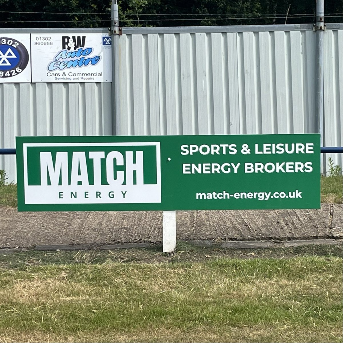 🪧 Great to see our new sleeve sponsor <a href="/matchenergyuk/">Match Energy</a>’s sponsorship board is now up and on show at the Kalkut’s Community Stadium 🏟️ 

#UpTheRosso