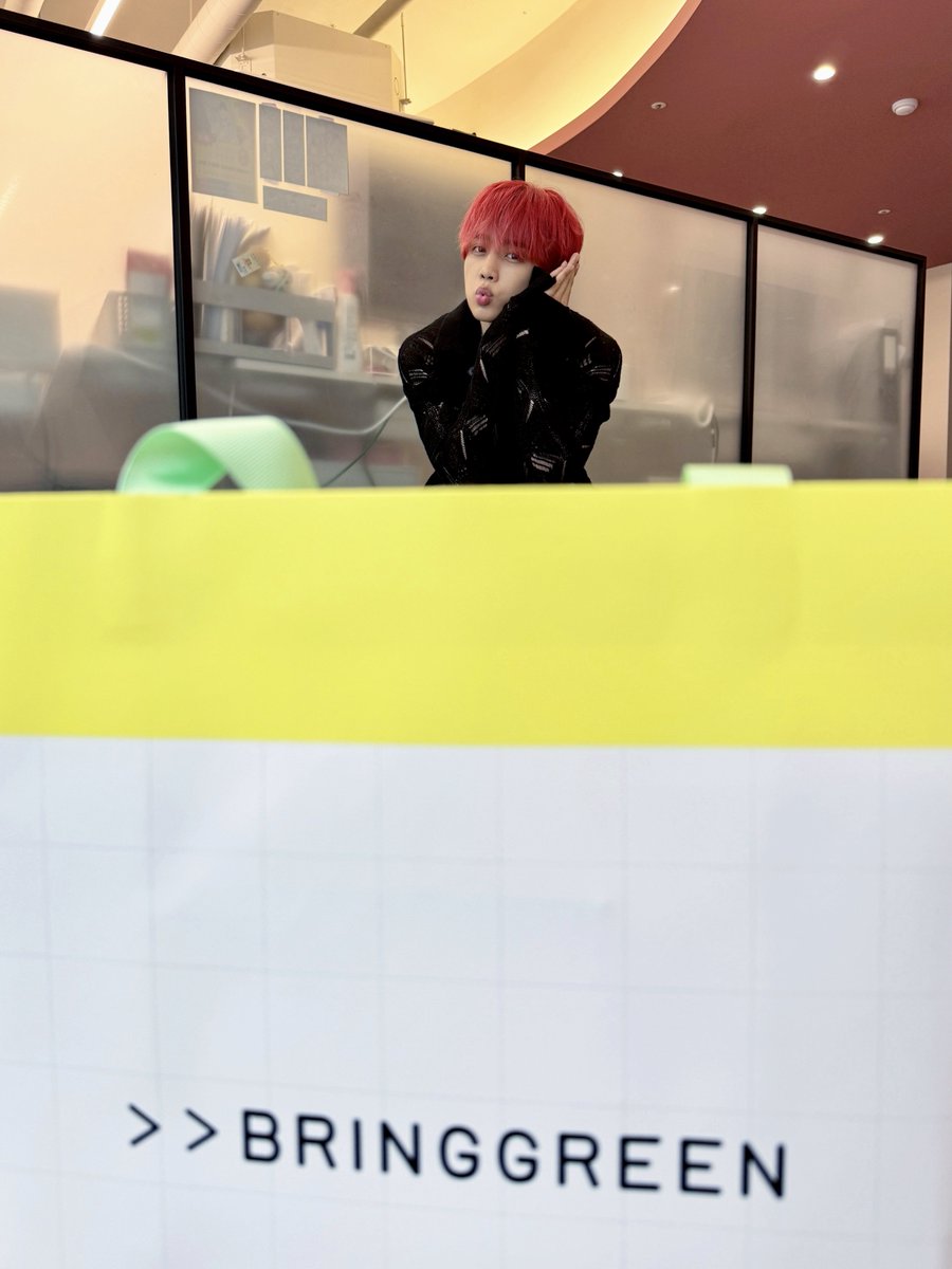 [📸] 선우 브링그린 영상통화 사인회 완료🍓 브링그린과 함께라서 더 특별하게 느껴지는 하루🌿

#THEBOYZ #더보이즈
#SUNWOO #선우