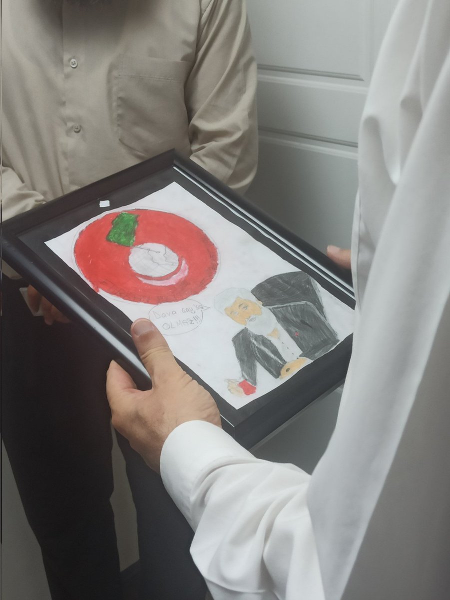 Furkan çocuktan hocasına el emeği göz nuru çok hoş bir hediye gelmiş bakın 😁 

Miniğimiz hocamızın "Çaysız dava yürümez" sözünü resme dökmüş 🙂‍↔️ 

Bu güzel yeteneğini İslam davası için kullanacağı günleri iple çekiyoruz 🫠🥹